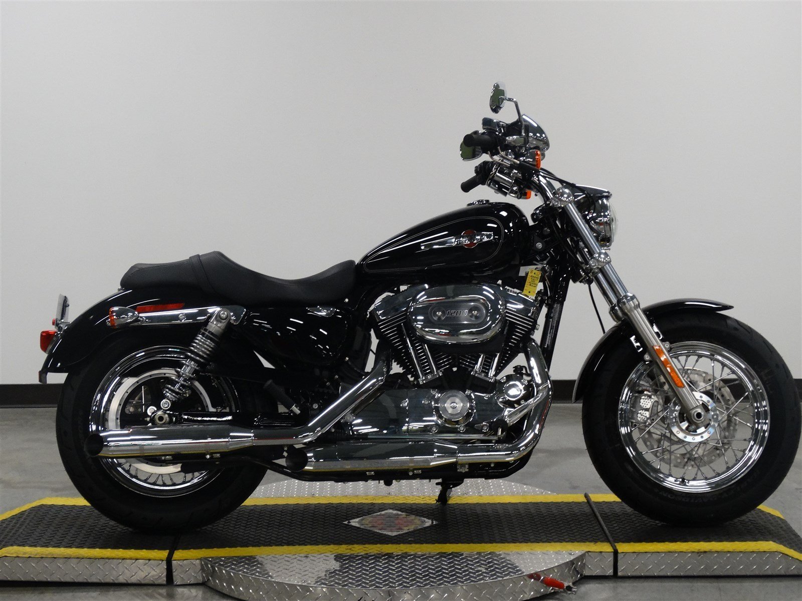 New 2017 Harley Davidson Sportster 1200 Custom XL1200C Sportster In