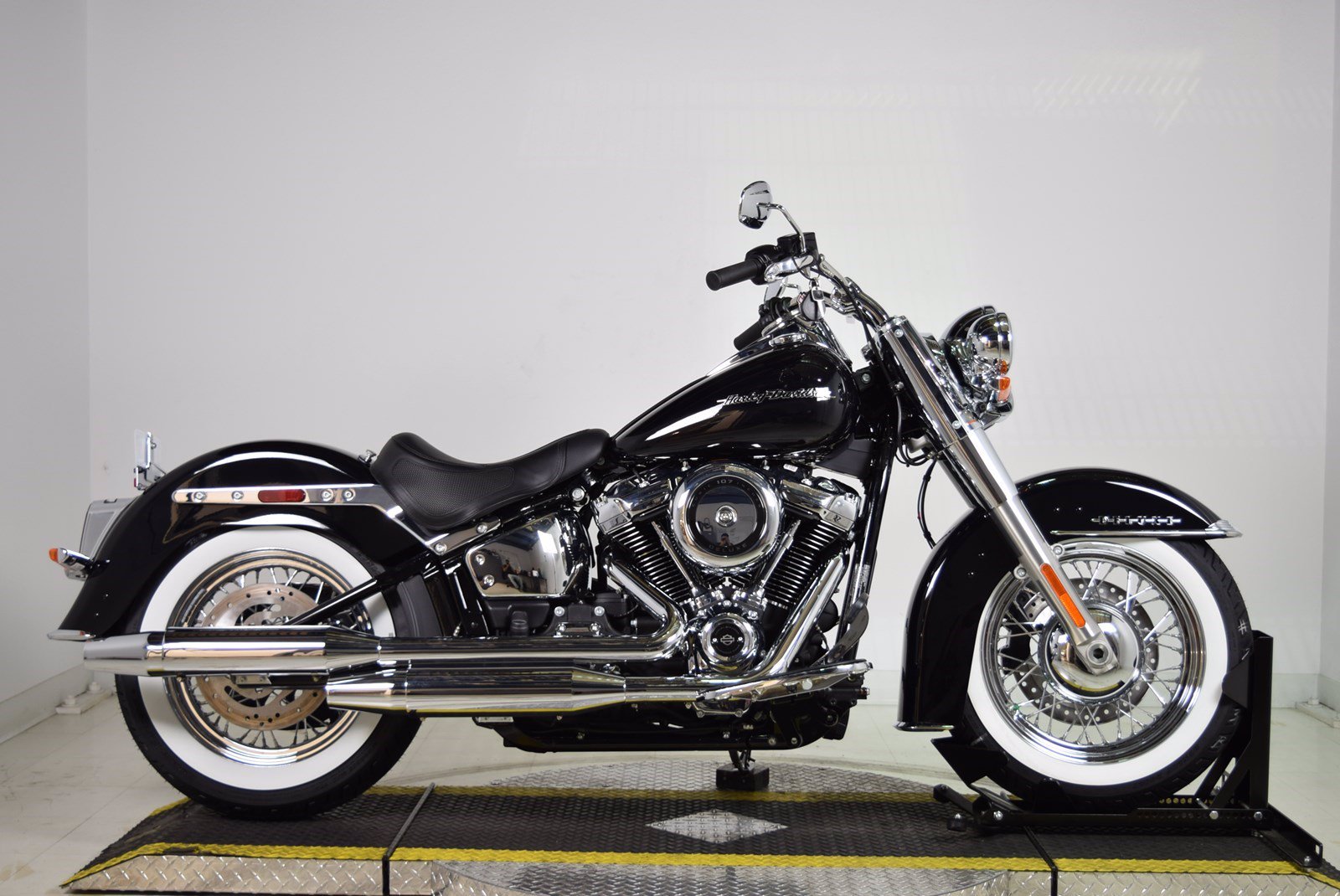 54 Harley Davidson Softail Deluxe 2020